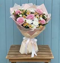 Букет цветов из:  Гвоздики, Орхидеи и Розы в Киреевске