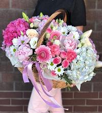 Композиция солнечный день в Киреевске Цветочная композиция из Розы, Хризантемы, Пионы и Лизиантусы в корзине в Киреевске