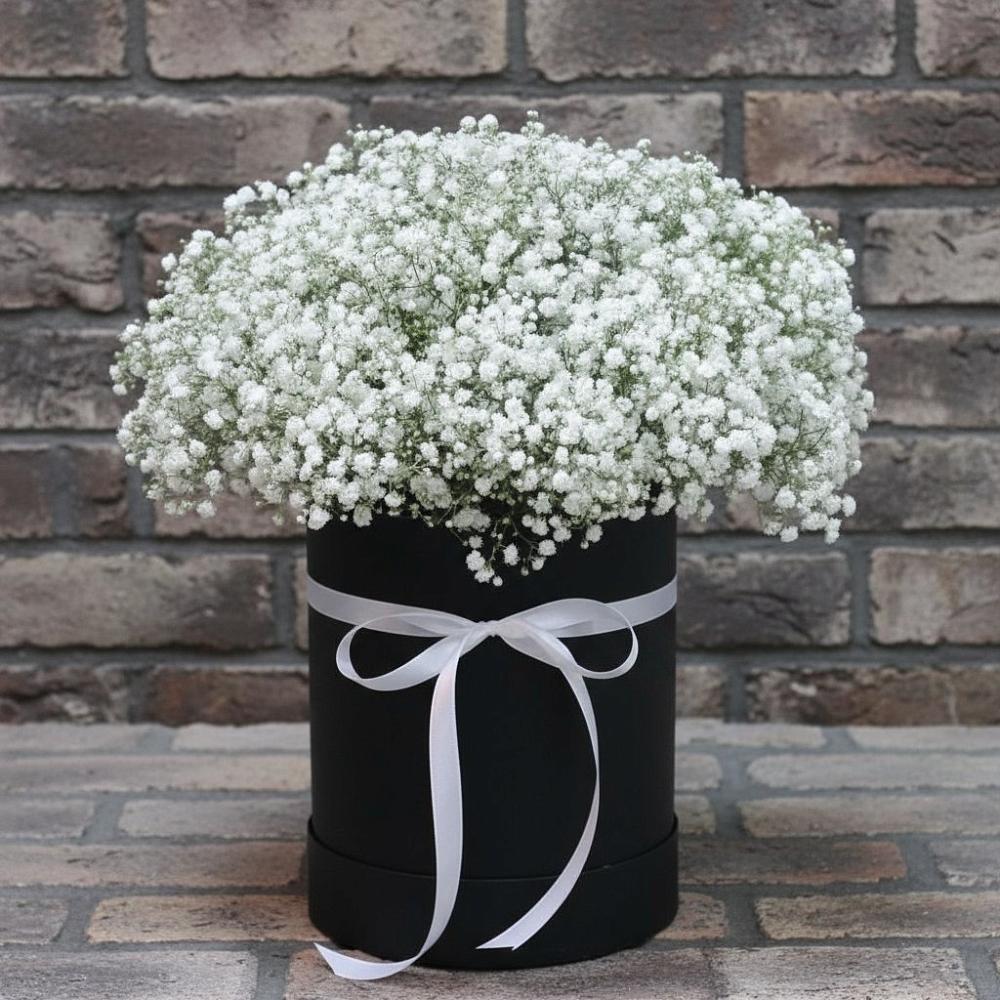 Цветочная композиция из Гипсофила в шляпной коробке в Киреевске