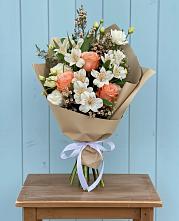 Букет цветов из:  Альстромерии, Лизиантусы, Розы и Хризантемы в Киреевске