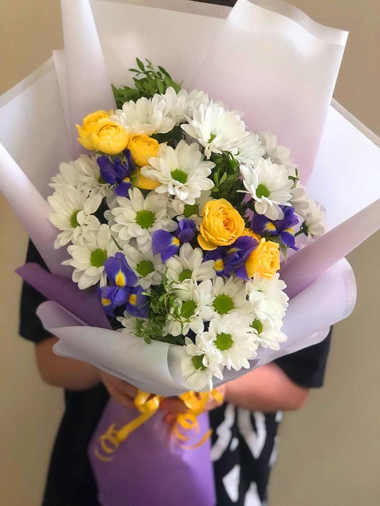 Букет цветов из: Ирисы, Хризантемы и Розы в Киреевске