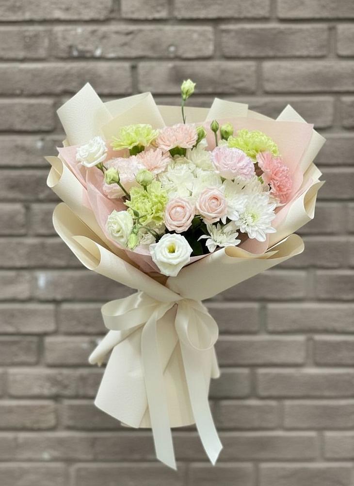 Букет цветов из: Гвоздики, Розы, Лизиантусы и Хризантемы в Киреевске