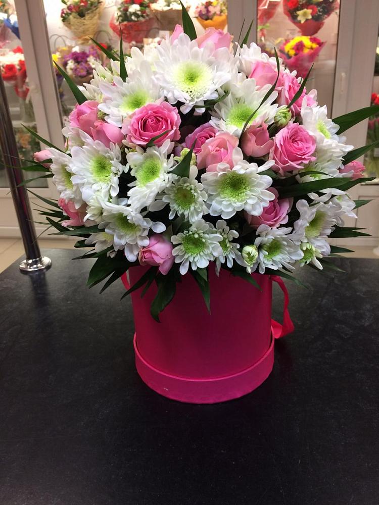 Цветочная композиция из Розы и Хризантемы в шляпной коробке в Киреевске