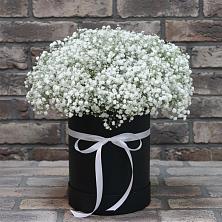 Цветочная композиция из Гипсофила в шляпной коробке в Киреевске