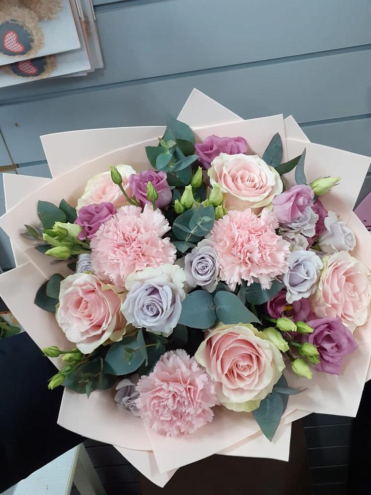 Букет цветов из: Розы, Гвоздики и Лизиантусы в Киреевске